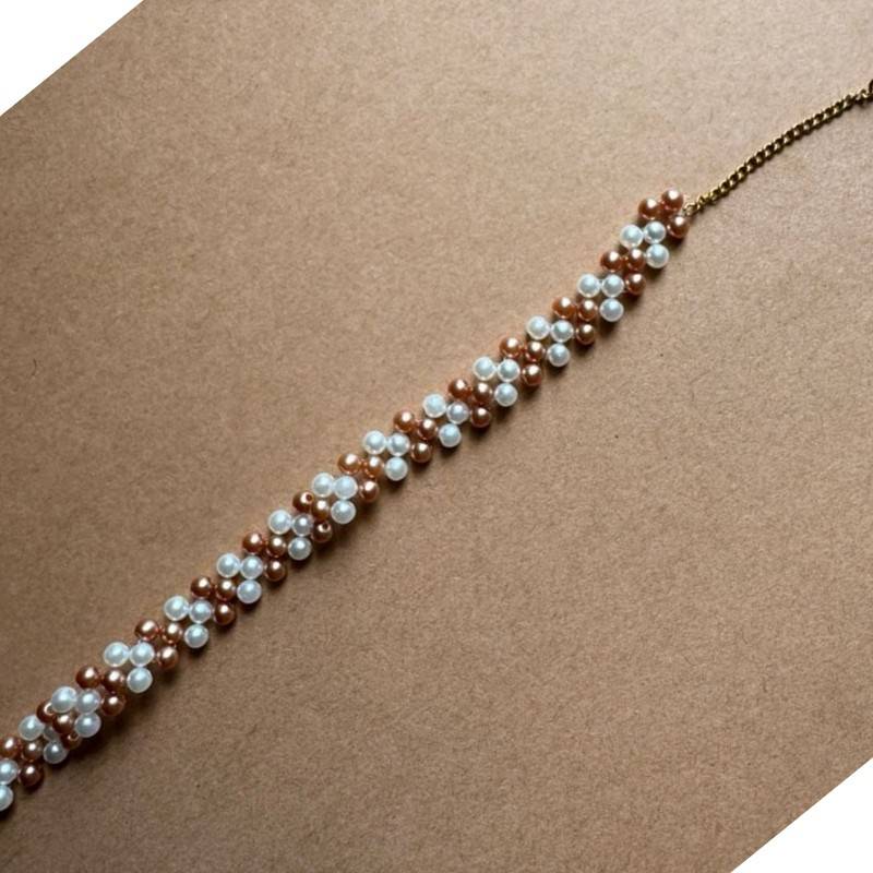 Bracelet Élégance en Perles Blanches et Cuivrées - Charme Sophistiqué