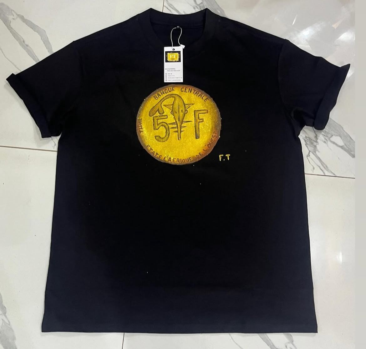 T-shirt peint à la main noir design africain pièce de monnaie