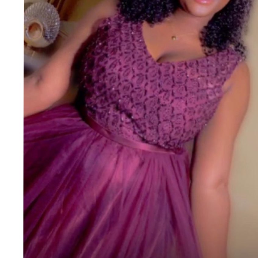 Robe d’anniversaire femme violette élégante en dentelle et tulle, soirée chic