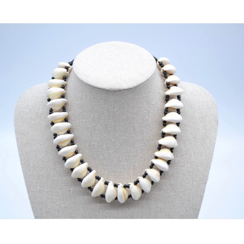 Collier cauris blanc et noir fait main – Bijou artisanal bohème femme