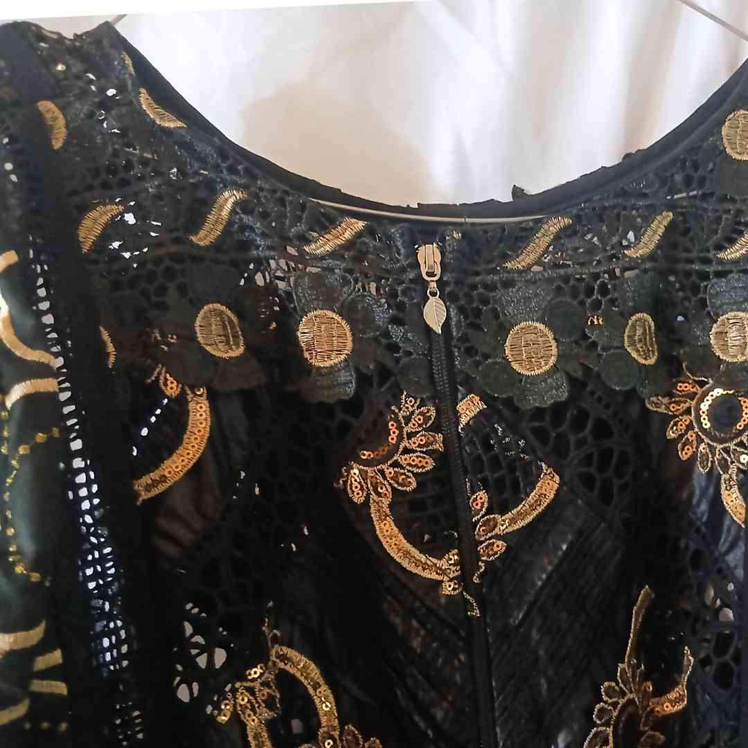 Ensemble bazin femme brodé noir doré et pagne, tenue africaine élégante