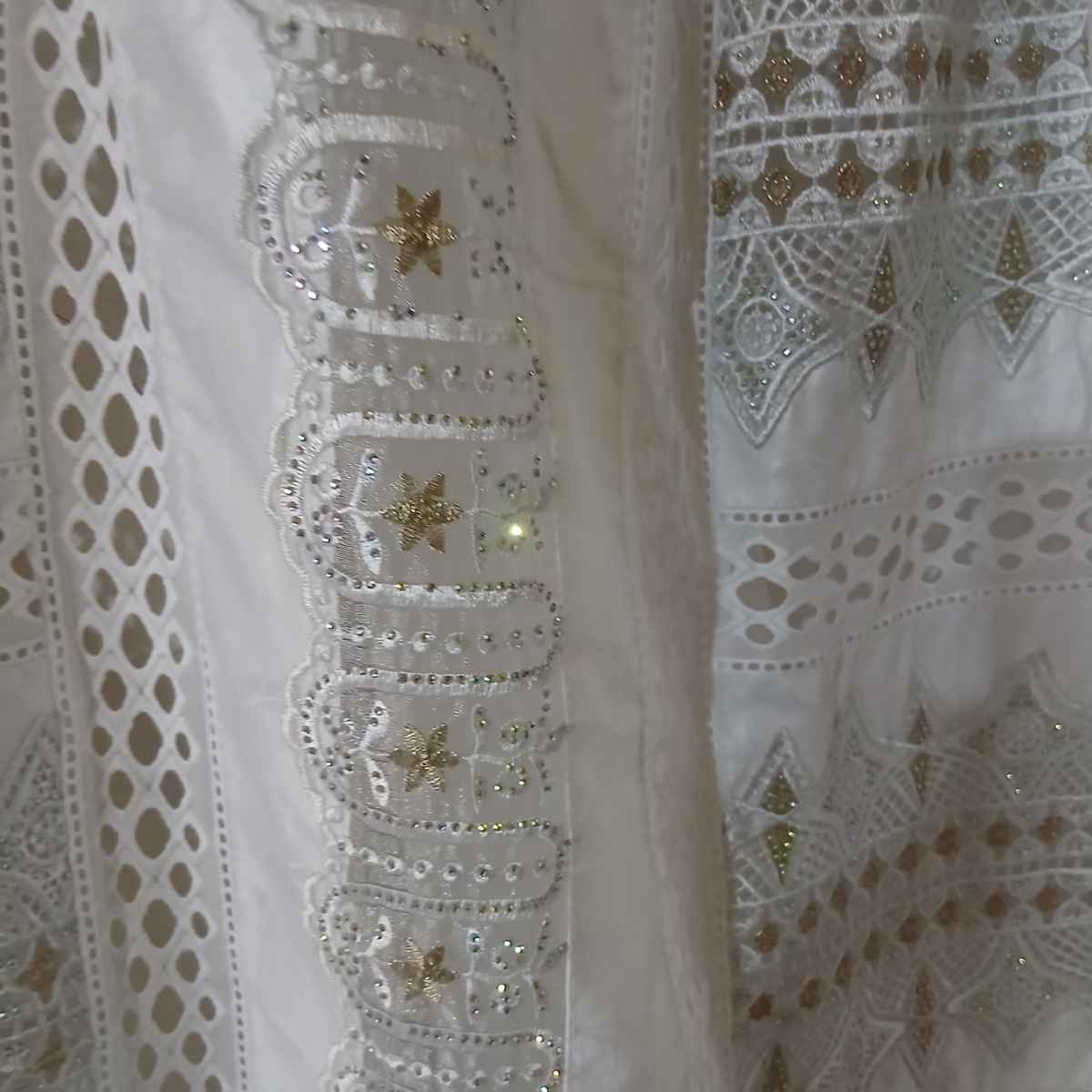 Ensemble marinière pagne femme chic Geztner et voile suisse, broderie dorée