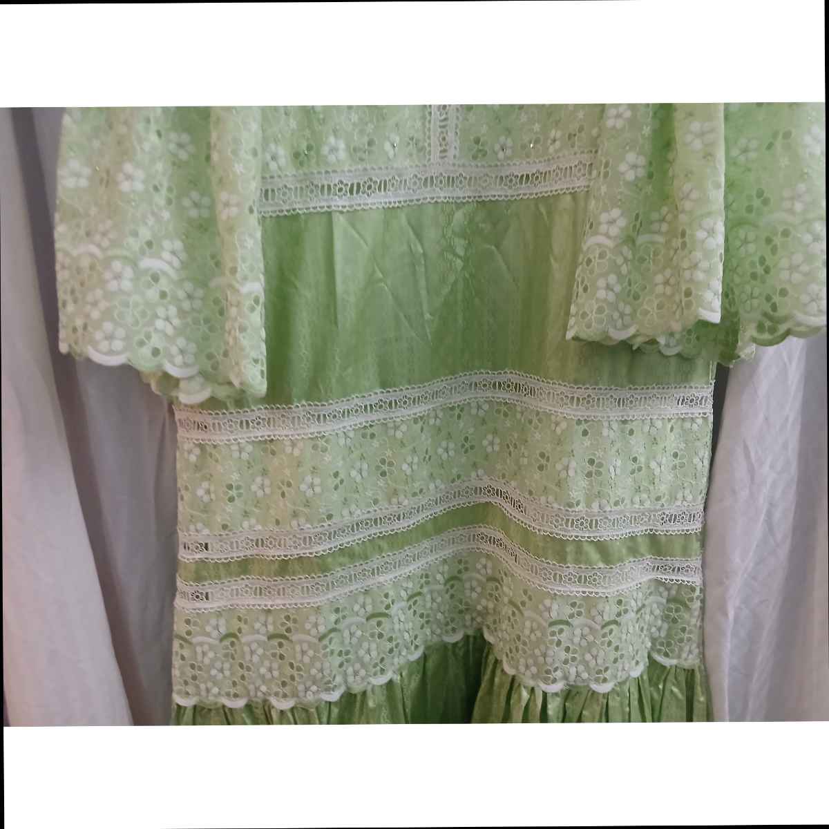 Robe verte brodée femme élégante, style bohème chic, garnitures blanches