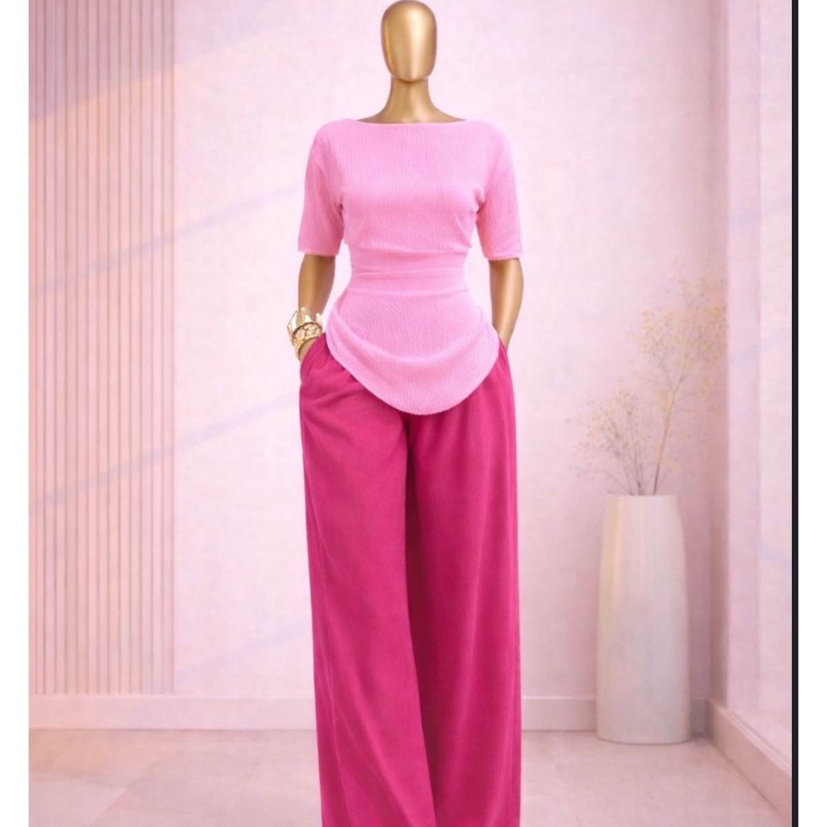 Tenue élégante femme : ensemble pantalon large et chemisier chic, toutes couleurs