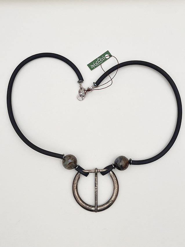 Collier fait main femme Rebelle – Bijou artisanal moderne avec boucles d'oreilles caoutchouc et métal