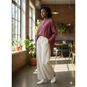 Ensemble lin femme chic : chemise asymétrique bordeaux et pantalon ample beige