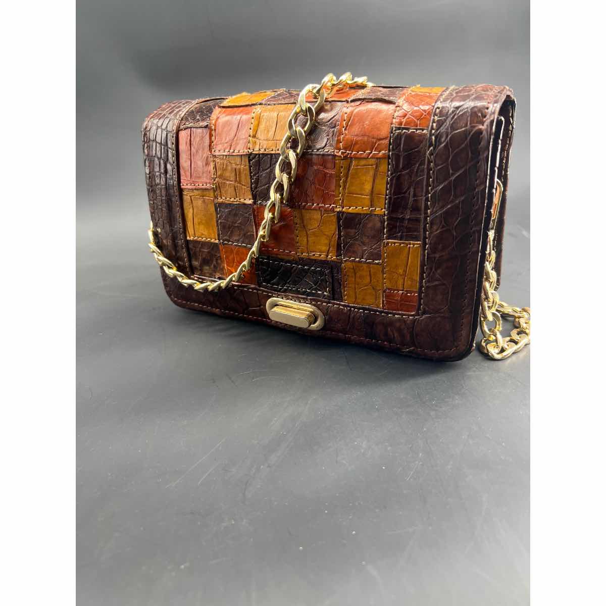 Sac à main cuir patchwork élégant, bandoulière chaîne dorée, style chic