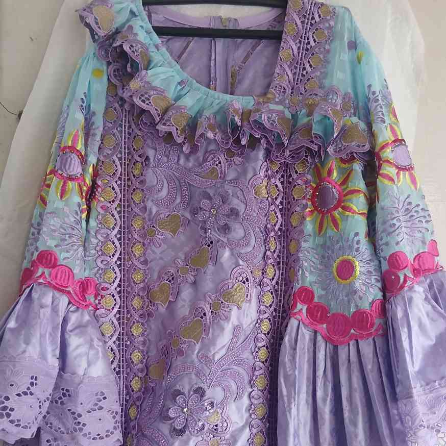 Robe bazin brodée femme élégante, longue cérémonie, couleurs vives