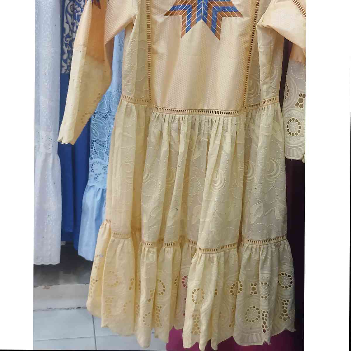 Ensemble brodé femme marinière avec pagne et foulard, chic et élégant