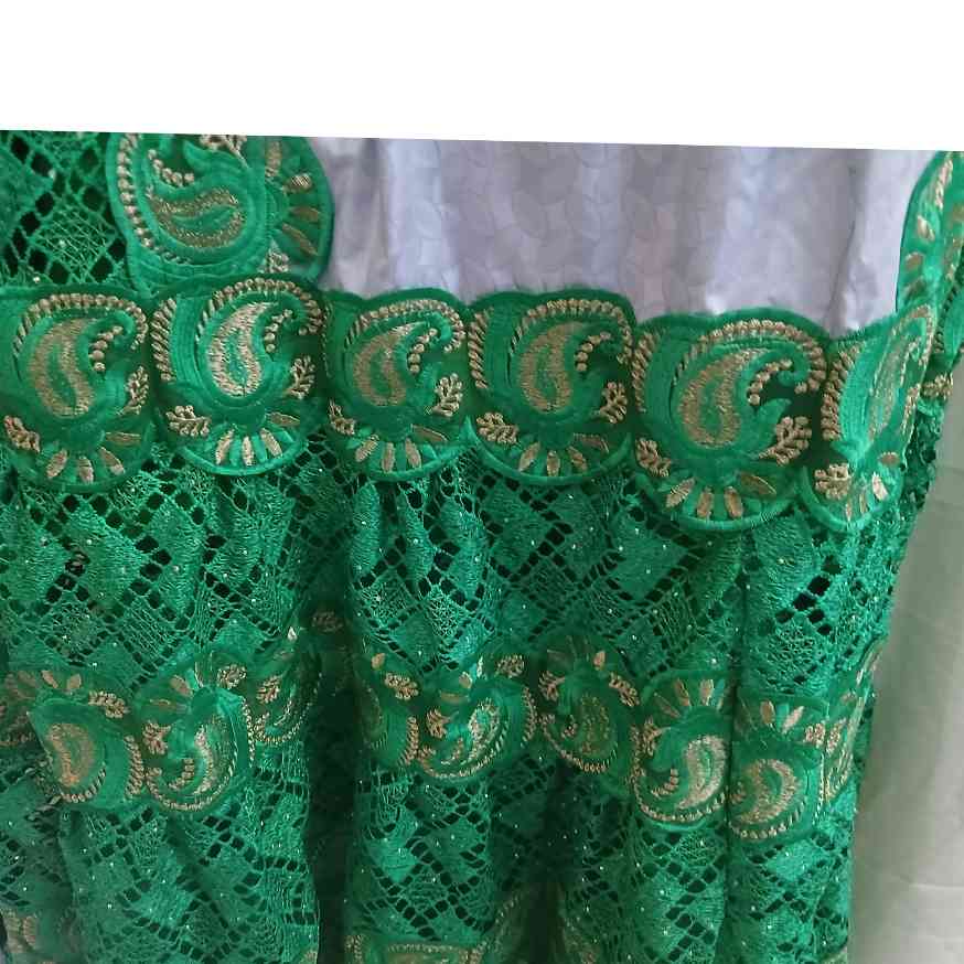 Robe Geztner femme grise et verte dorée, longue élégante dentelle cérémonie