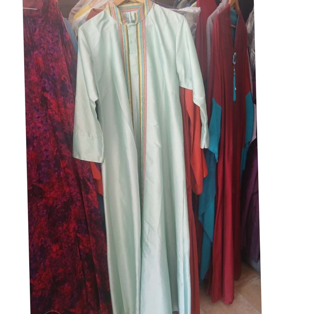 Robe verte femme longue brodée, élégante cérémonie ou bureau, col montant