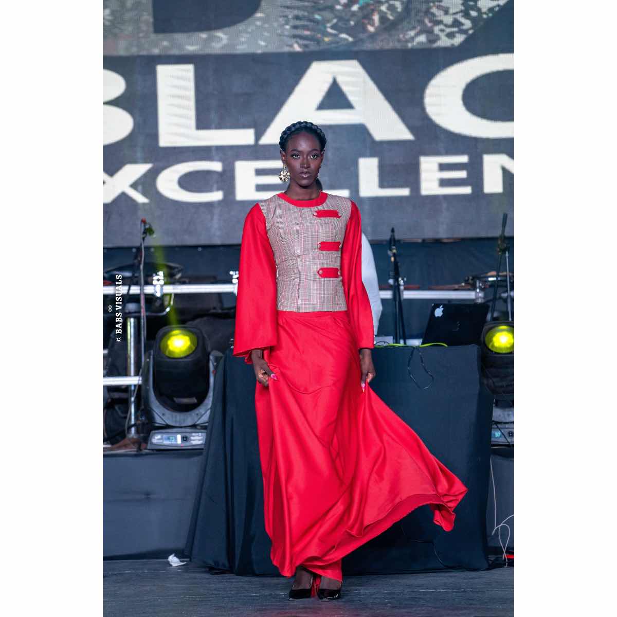 Ensemble haut et jupe longue femme rouge et bleu, tenue élégante événement