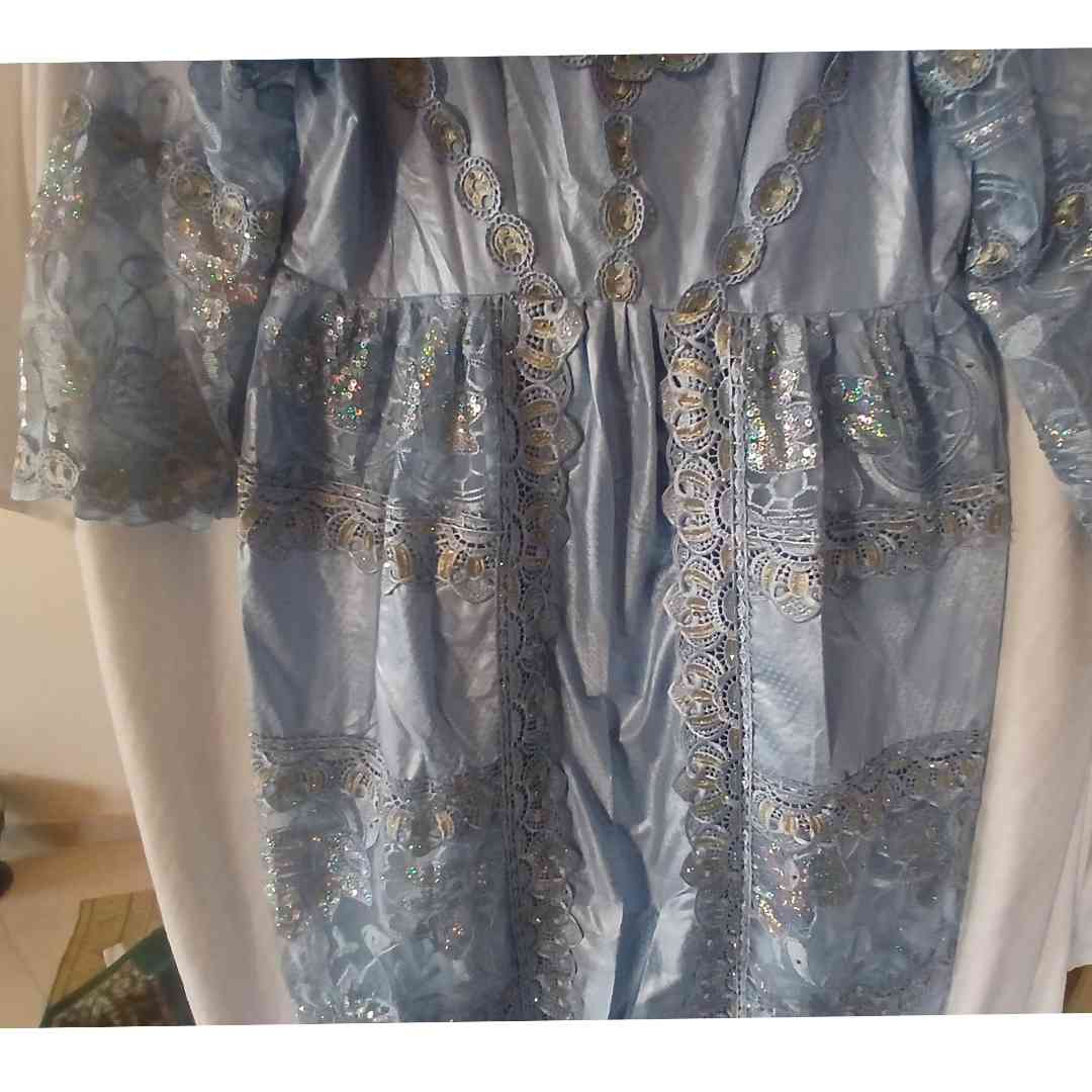 Robe bleue bazin avec dentelle pour un style élégant et unique