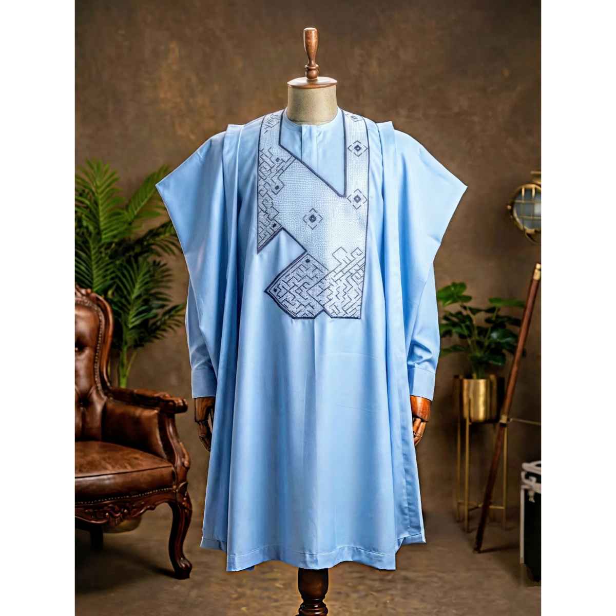 Grand boubou homme bleu brodé en coton léger