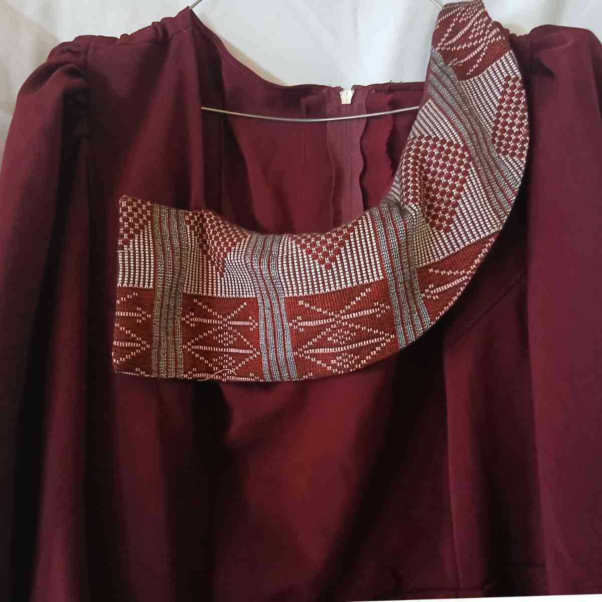 Robe soie Guerlain rouge bordeau élégante avec pagne tissé, soirée ou mariage