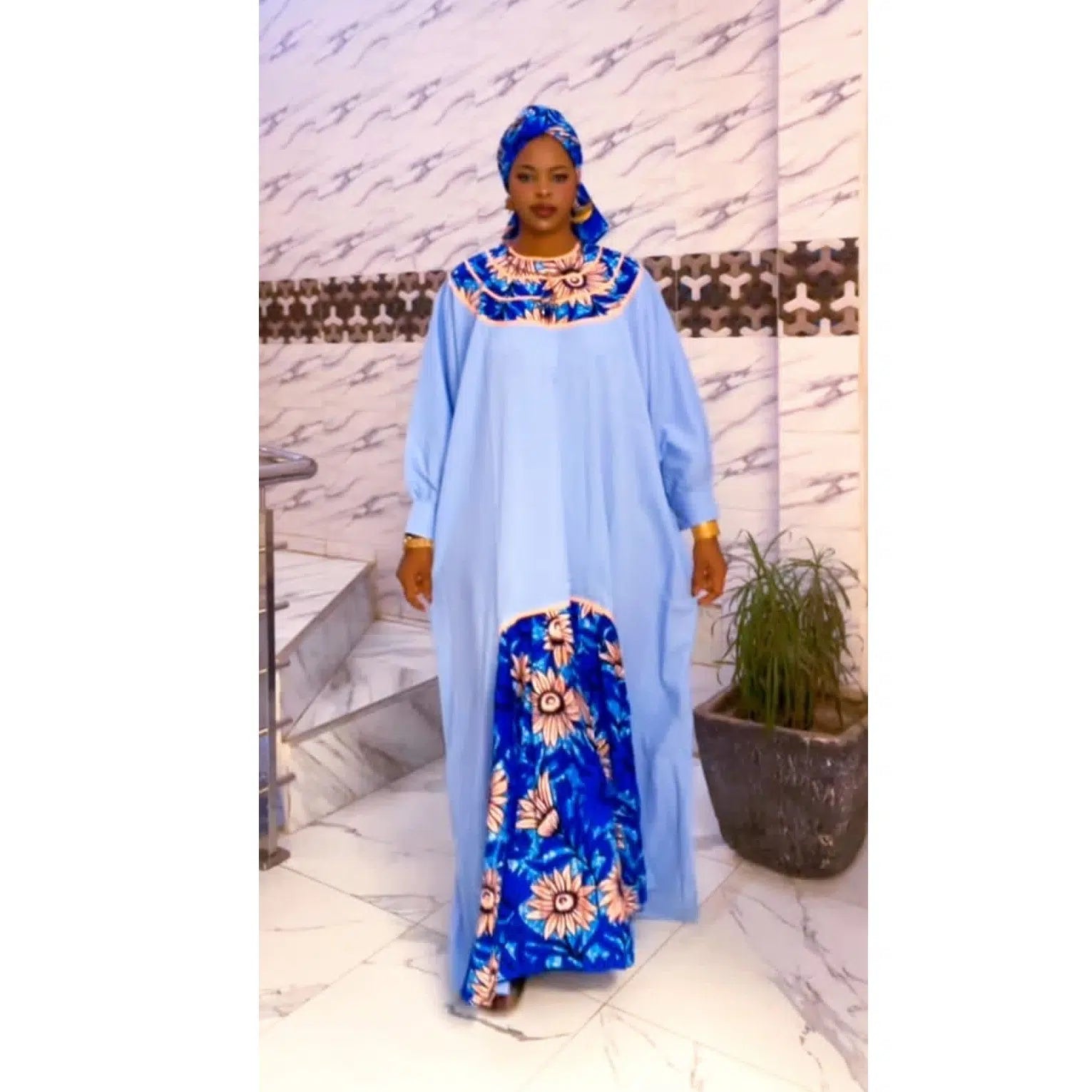 Tunique femme sénégalaise élégante, robe longue africaine avec foulard