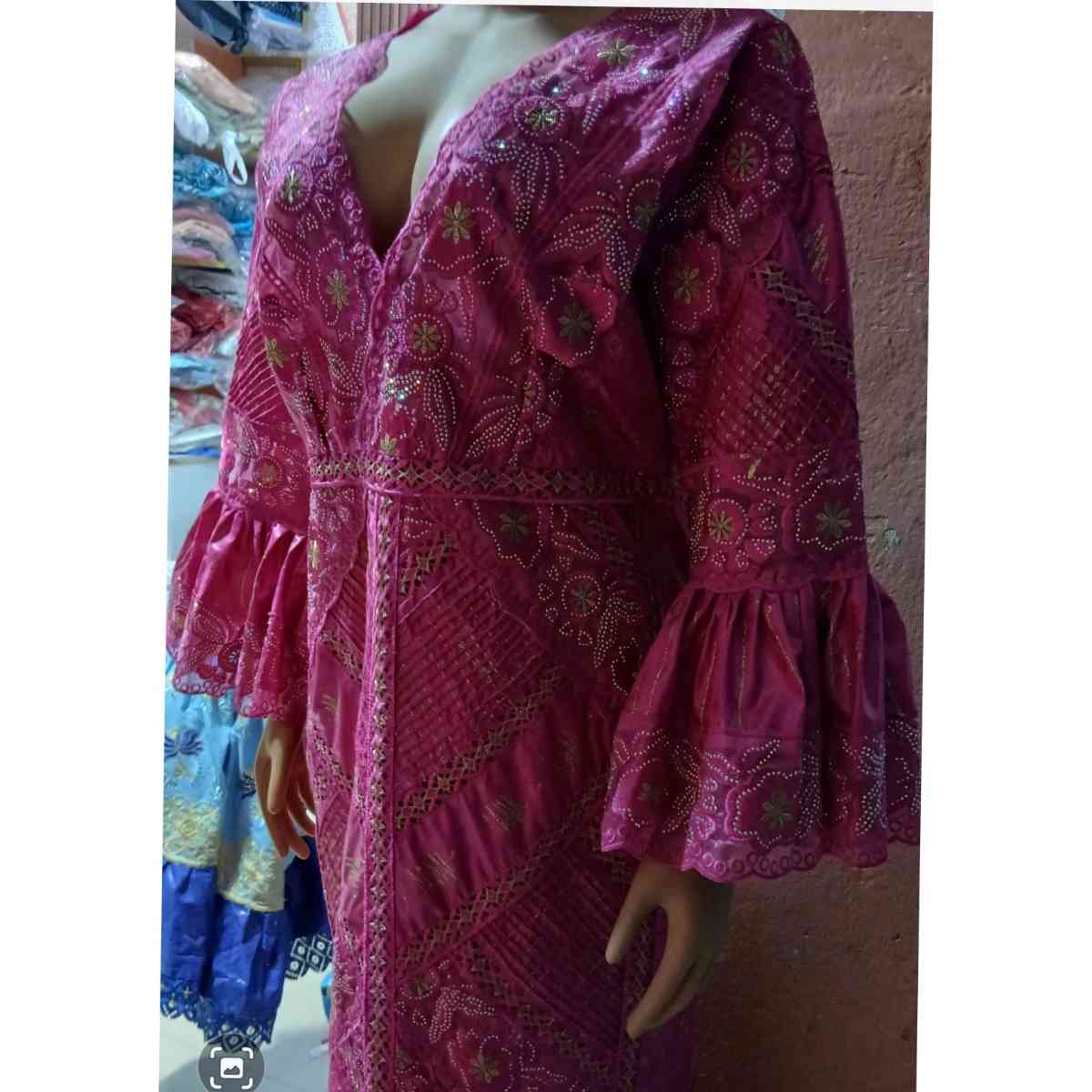 Robe rose longue brodée, élégante soirée et mariage femme