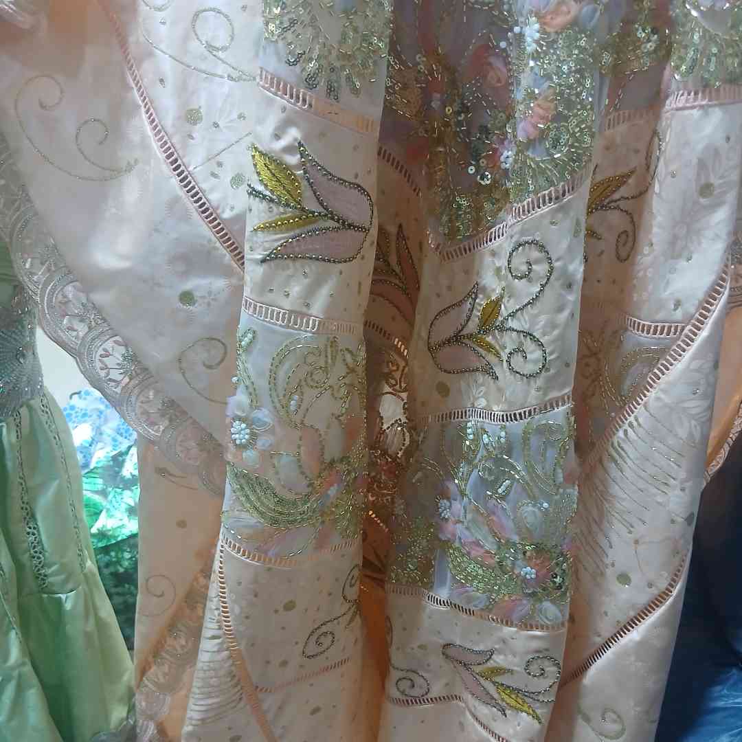 Boubou brodé femme Geztner saumon doré, robe africaine cérémonie chic