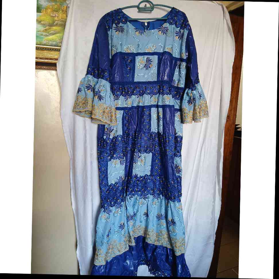 Robe bazin brodée bleue femme, longue élégante, cérémonie ou bureau