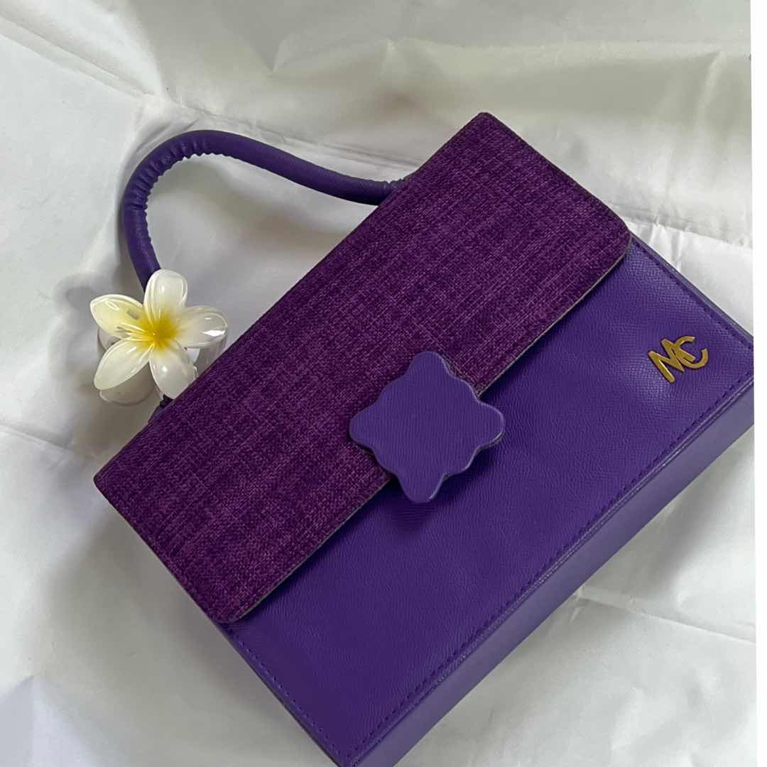 Sac à bandoulière cuir femme marron élégant avec fleur, format quotidien