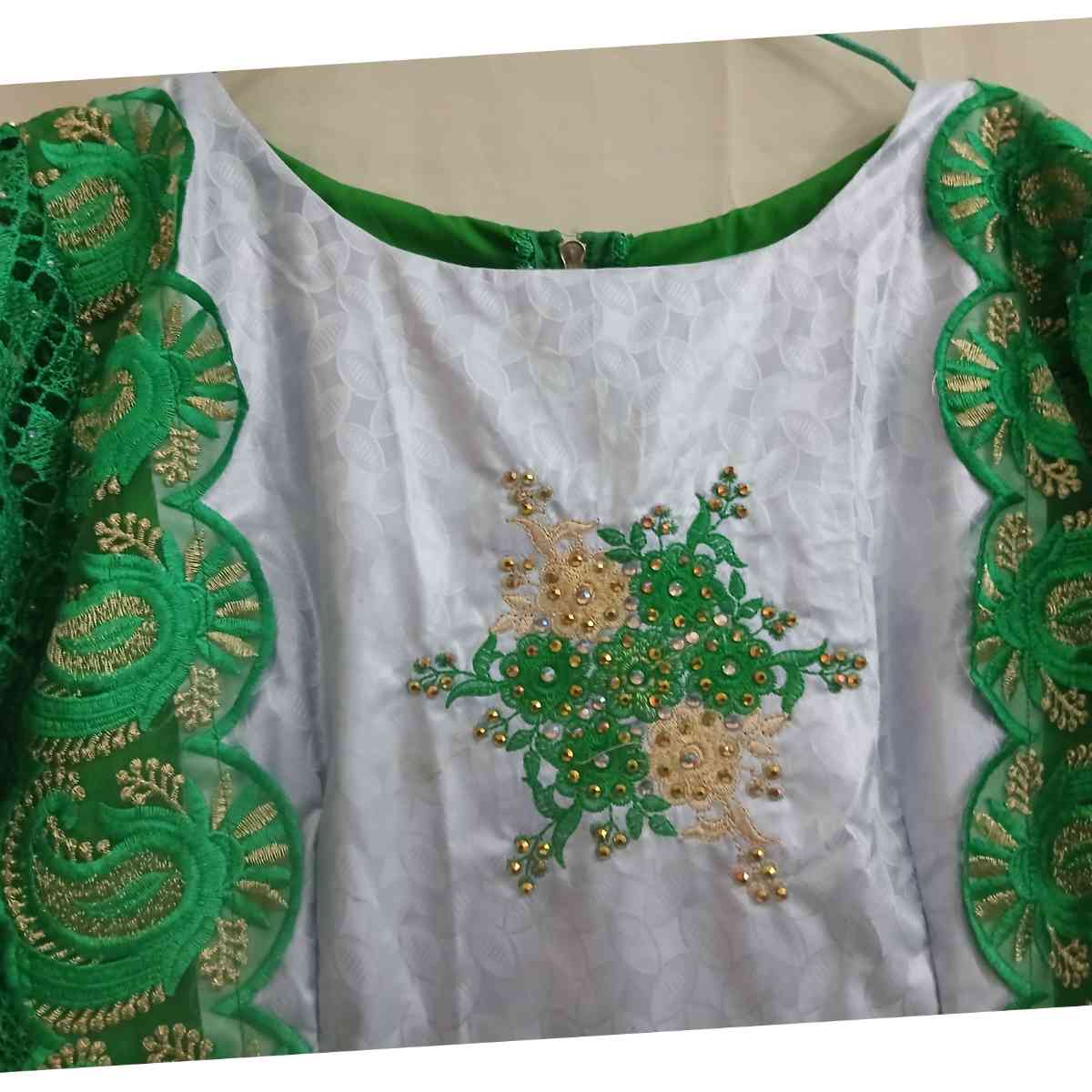 Robe Geztner femme grise et verte dorée, longue élégante dentelle cérémonie