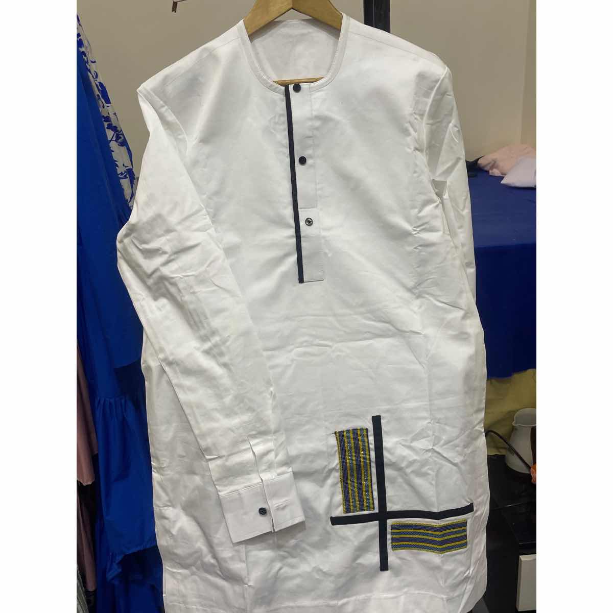 Chemise blanche homme en coton avec pagne tissé et broderie artisanale