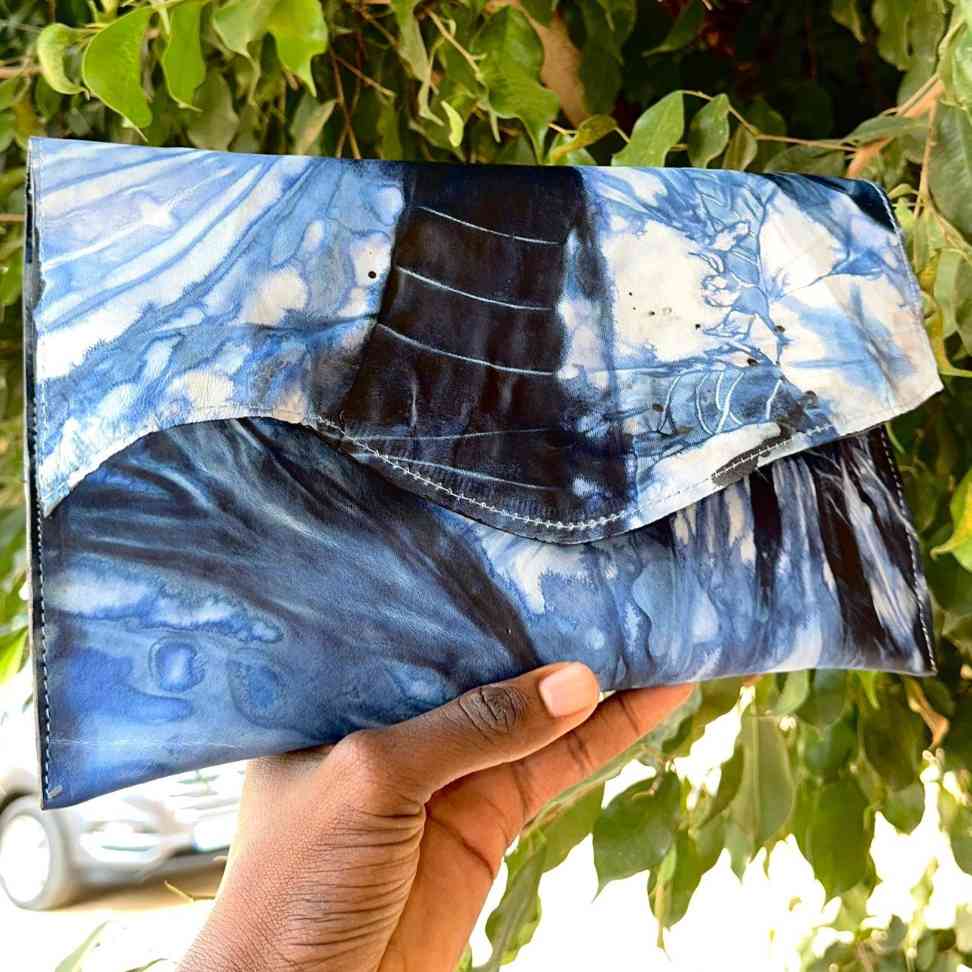 Pochette enveloppe bleu en coton tie and dye, accessoire mode bohème artisanal