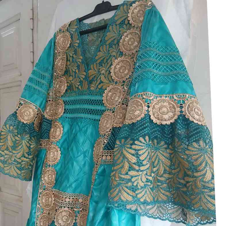 Robe bazin dentelle femme longue élégante cérémonie brodée bleu turquoise