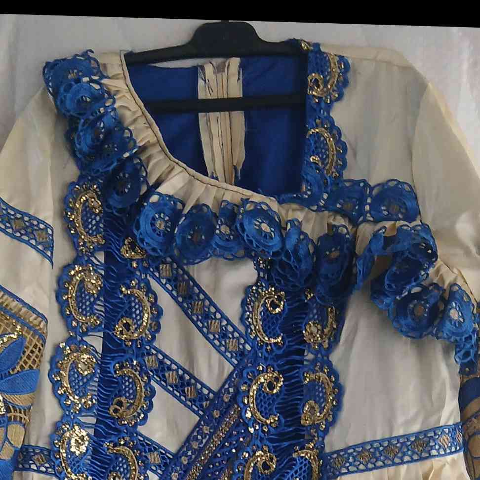 Robe bazin femme élégante brodée dorée, ample, cérémonie africaine