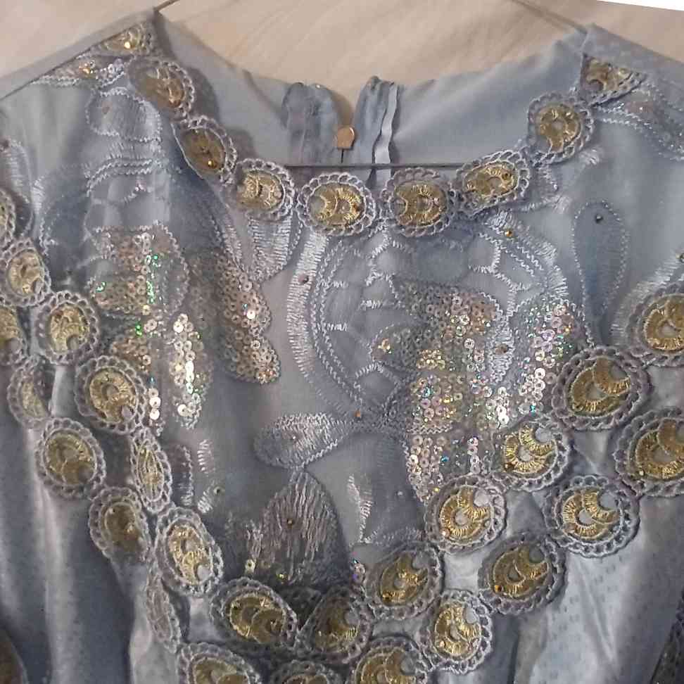 Robe bleue bazin avec dentelle pour un style élégant et unique