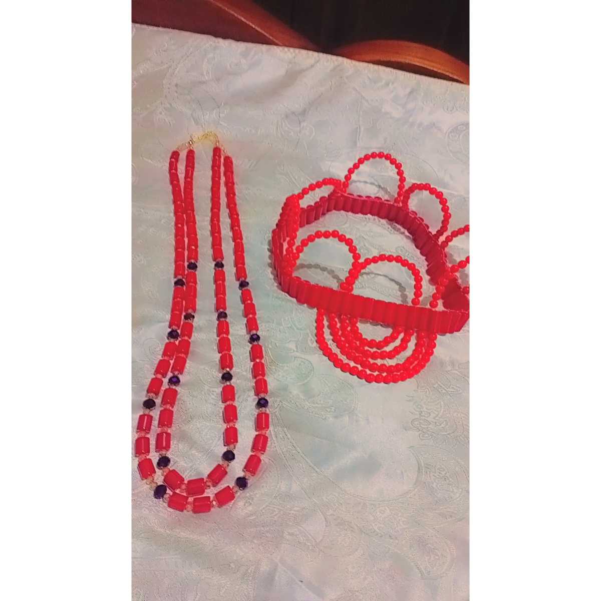 Bijoux ethniques rouges : collier et chapeau perles pour femme élégante