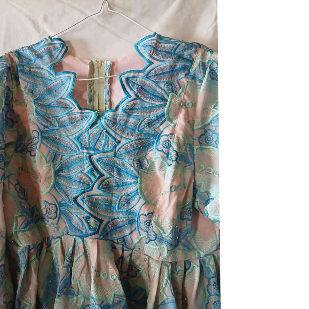 Ensemble jupe et haut brodé bleu femme, chic et élégant cérémonie