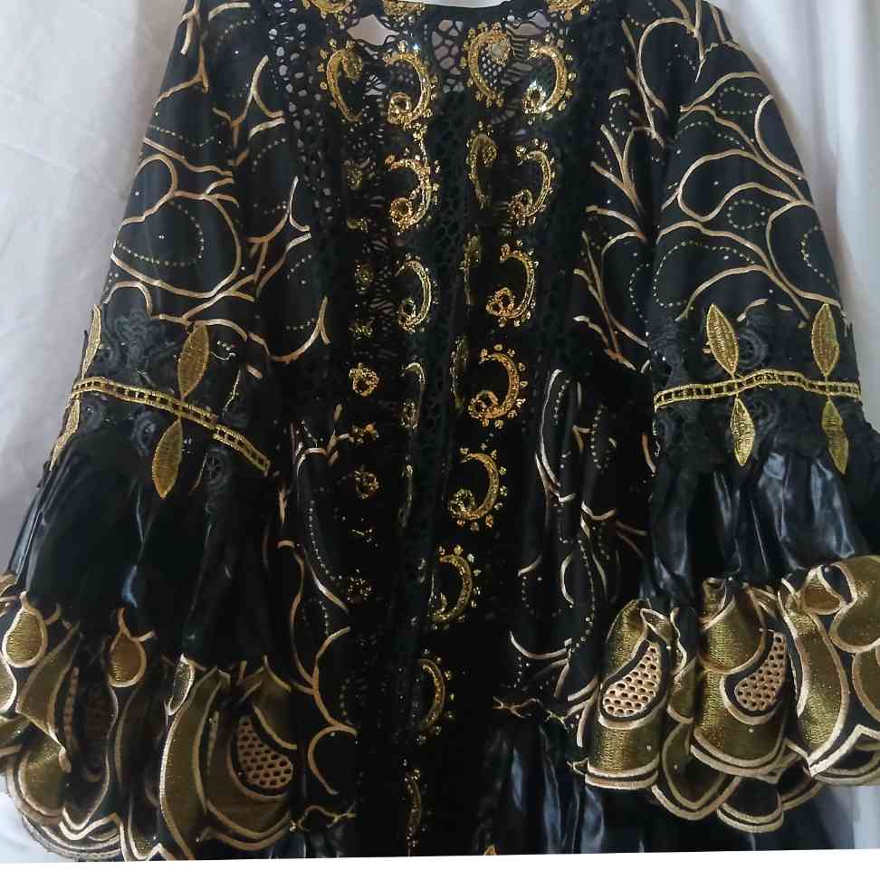 Ensemble bazin thioup femme noir brodé doré, tenue africaine élégante