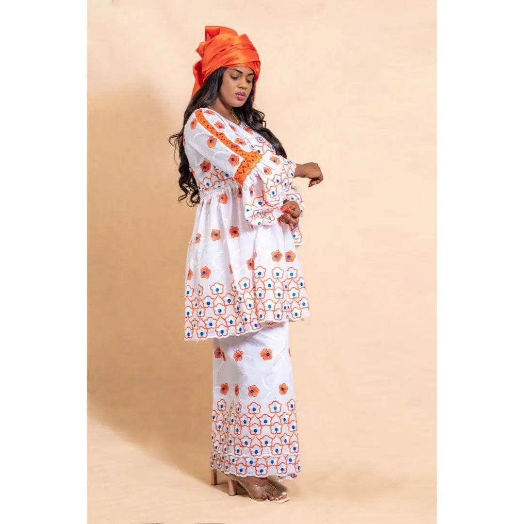 Robe blanche élégante à volants fleurs orange et bleu irrésistible