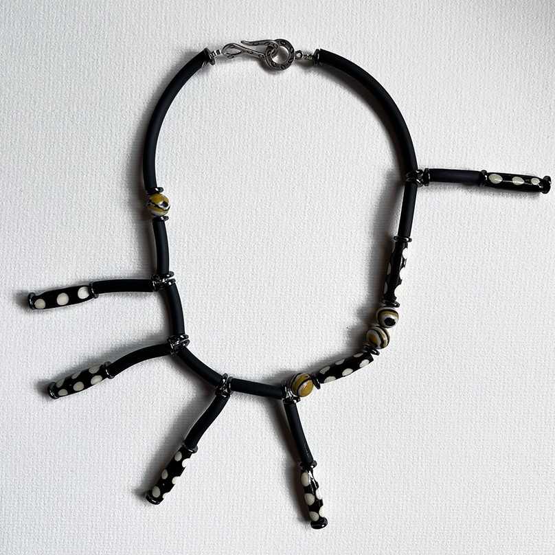 Taaraa - Collier design contemporain noir et blanc avec boucles d'oreilles, bijou artisanal femme unique