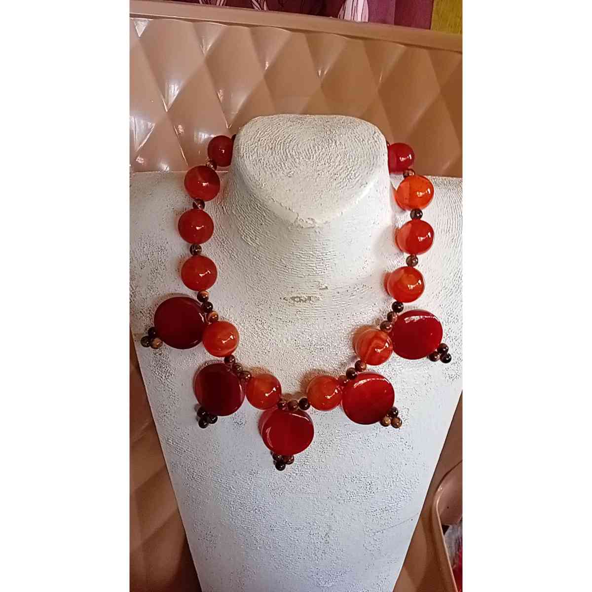 Collier bohème chic rouge artisanal perles verre et bois, élégant femme
