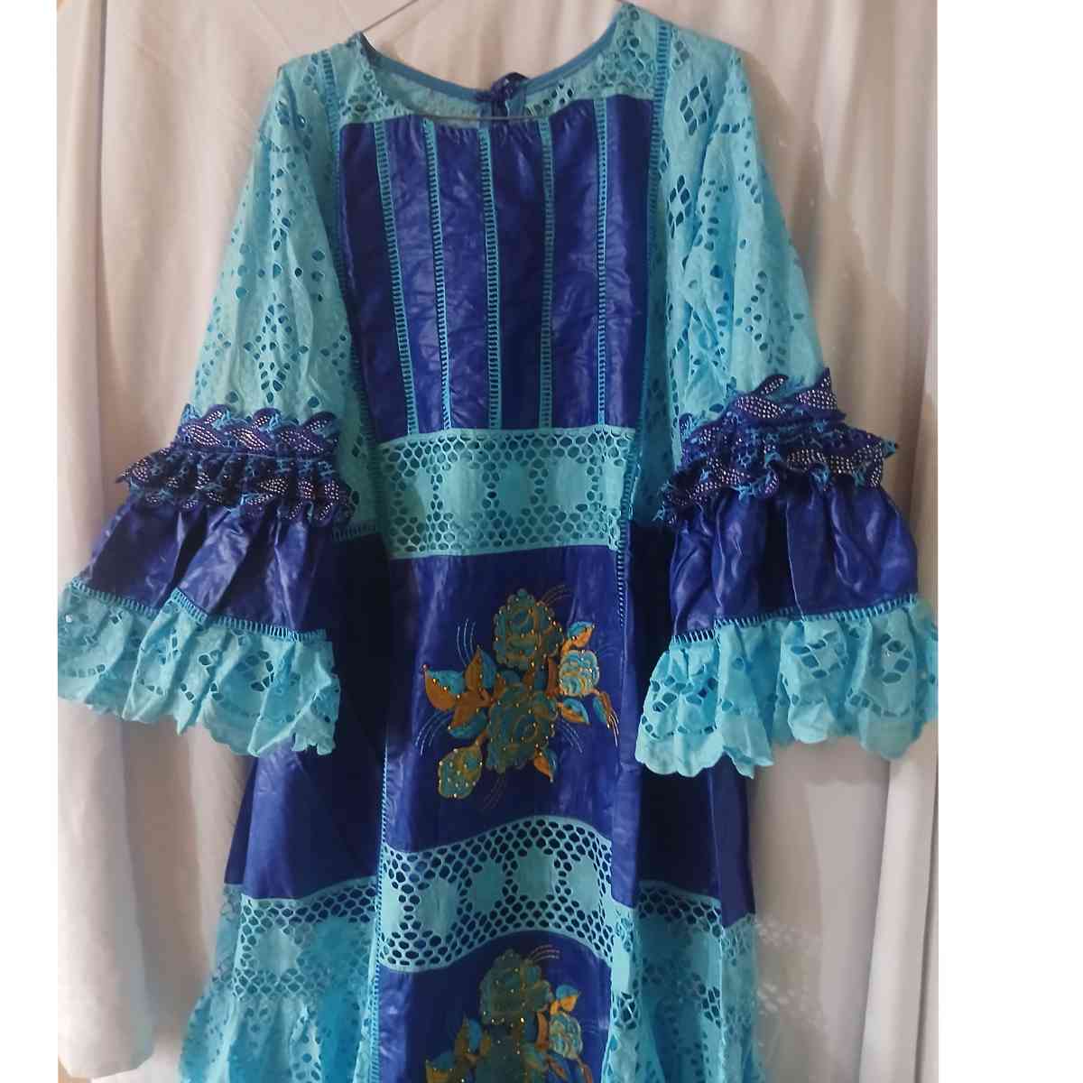 Robe bazin bleu brodée élégante robe africaine de cérémonie femme