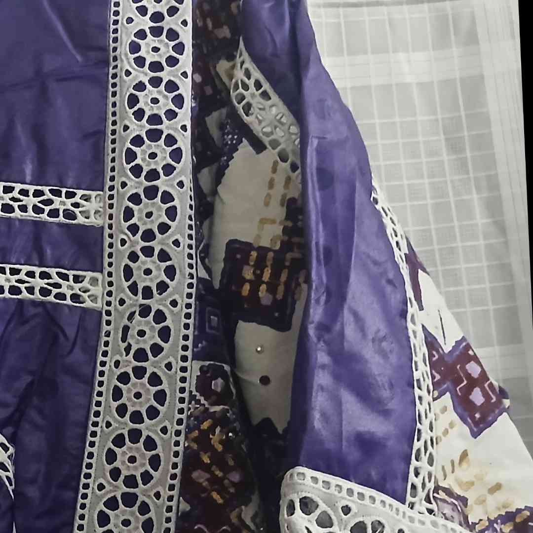 Robe wax geztner brodée mauve et blanche, élégante femme grande taille