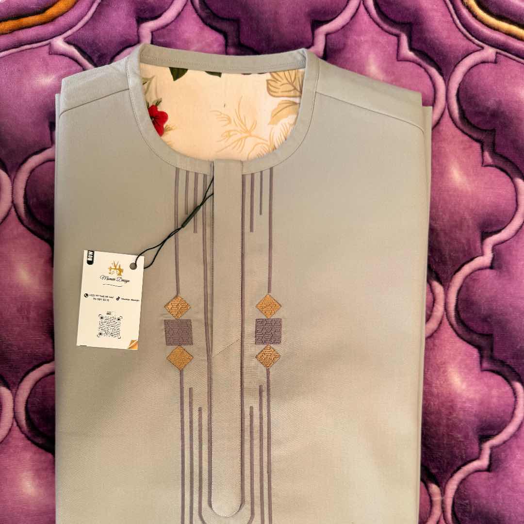 Costume africain homme beige brodé élégant – vêtement traditionnel chic