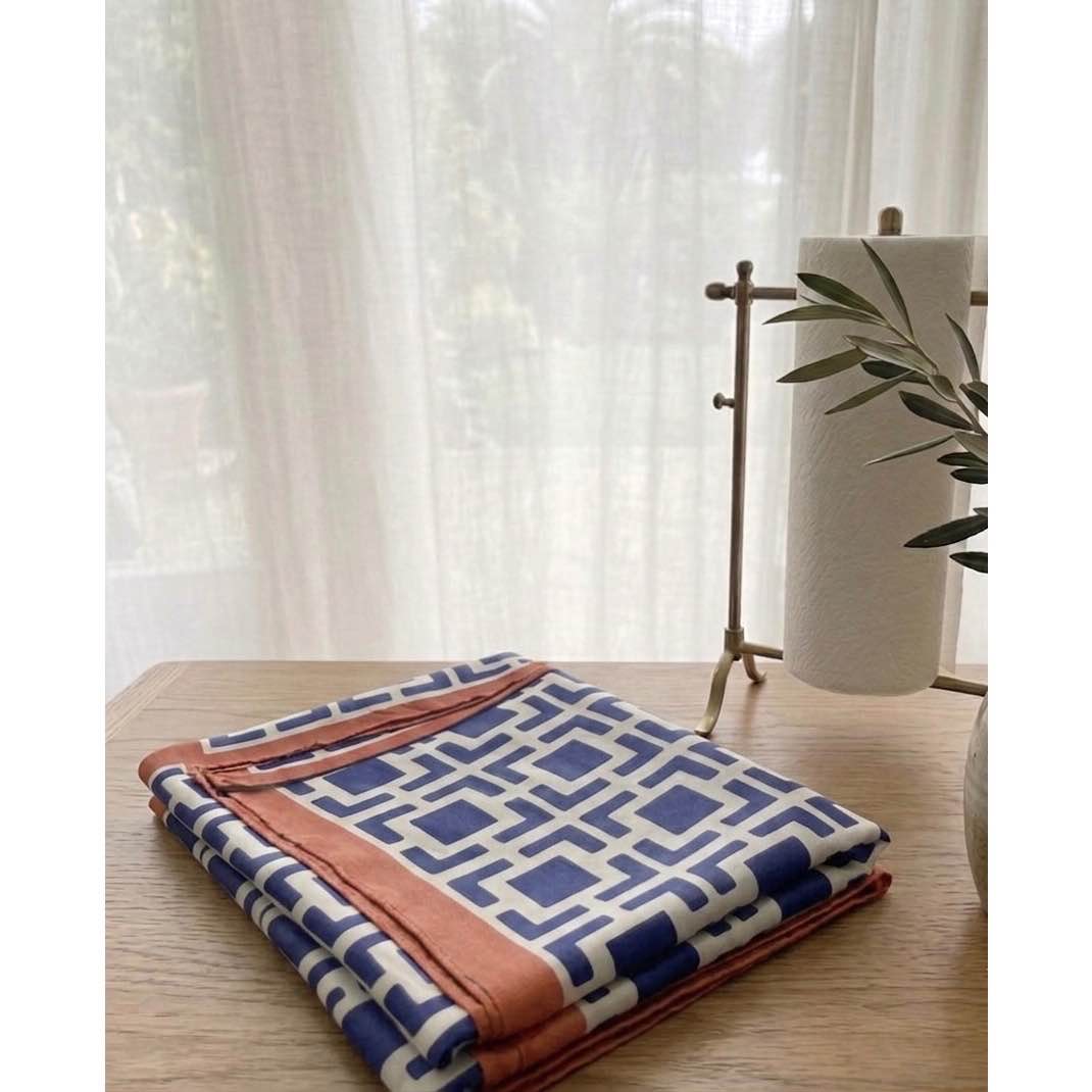 Foulard carré en soie bleu et blanc 70x70 cm élégant bordure orange