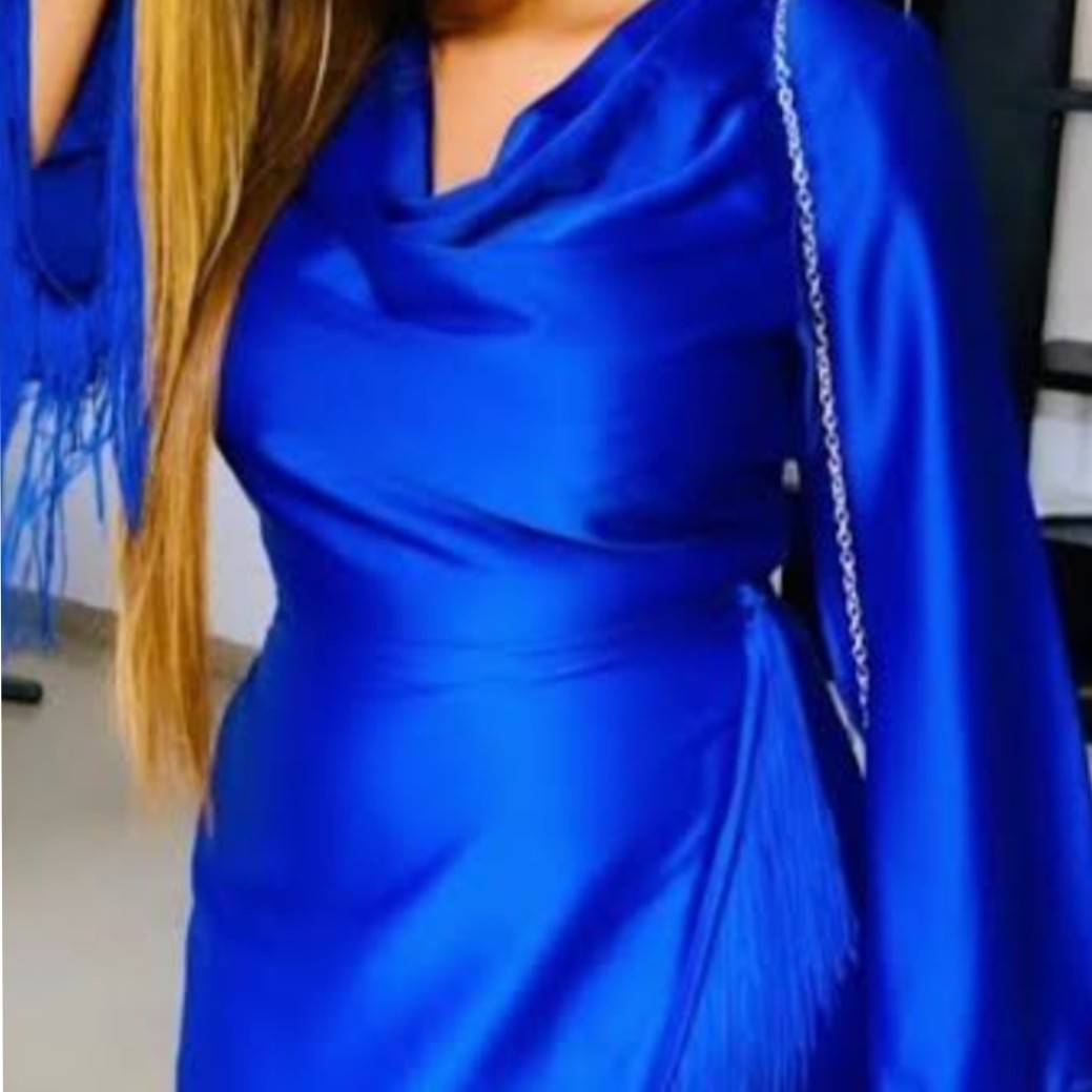 Robe femme soie bleu électrique élégante, manches longues et franges chic