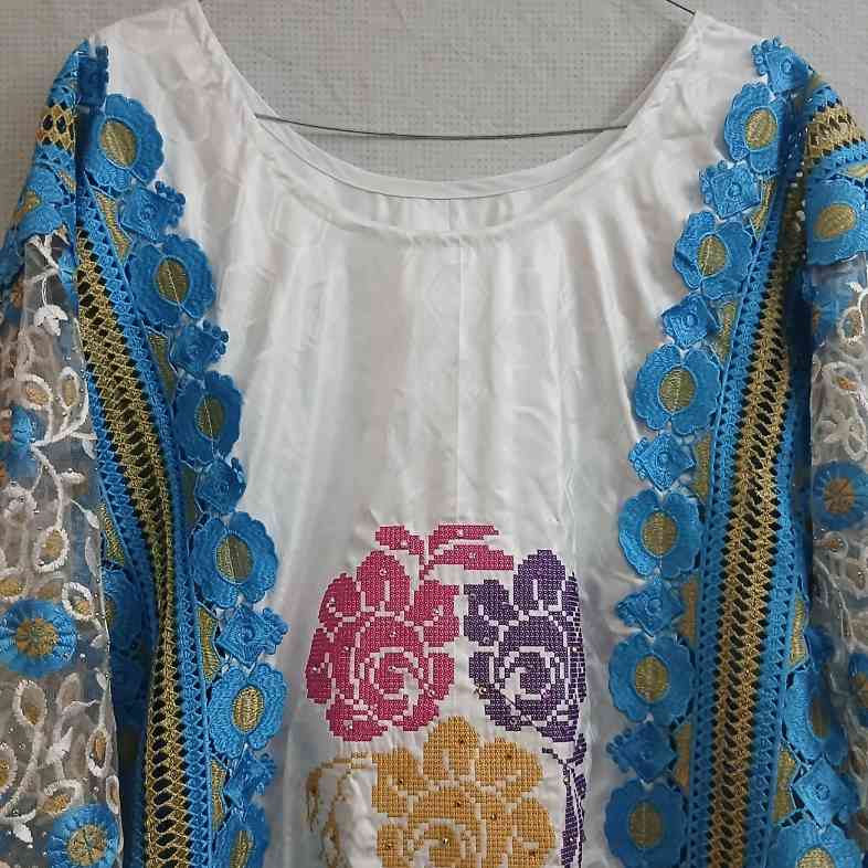 Boubou blanc femme brodé bleu turquoise, robe élégante de mariage ethnique