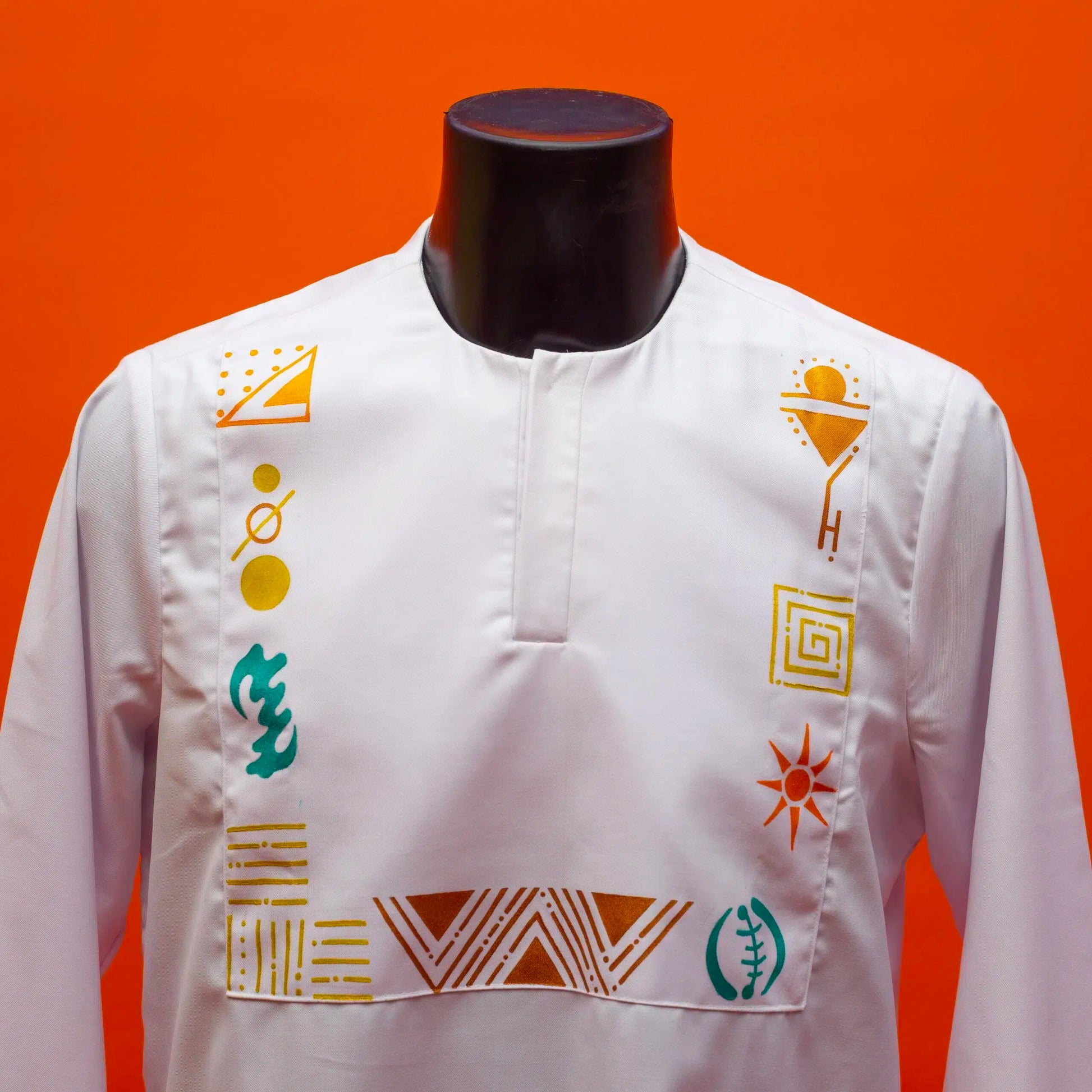 Chemise blanche homme avec des motifs artistiques ethniques