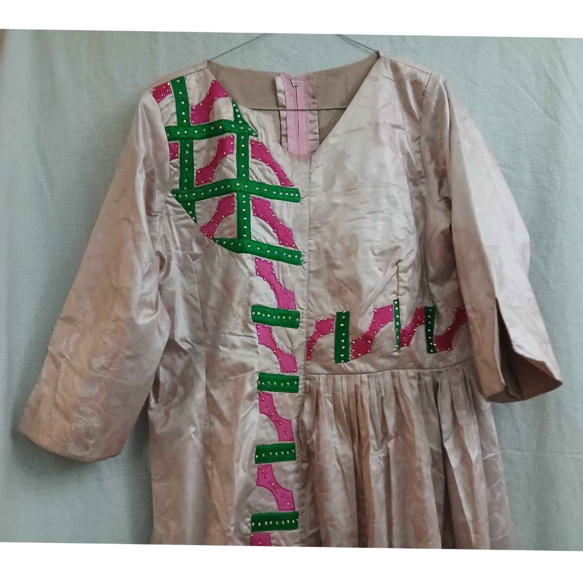 Robe Geztner rose broderies, longue satinée, élégante cérémonie femme