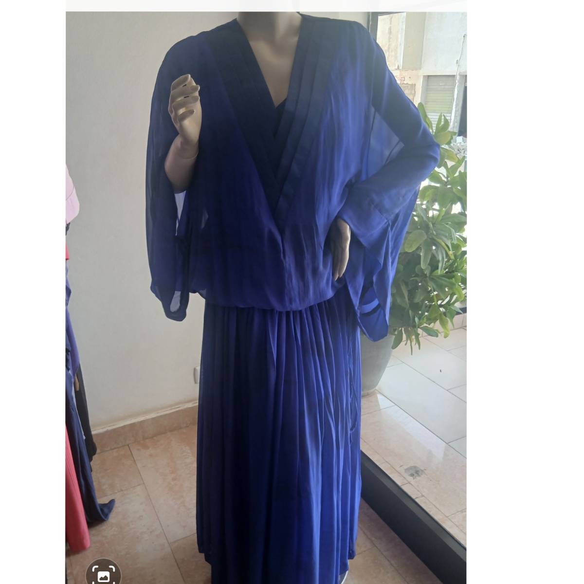Robe bleue femme chic, plissée, col en V croisé, élégante et fluide