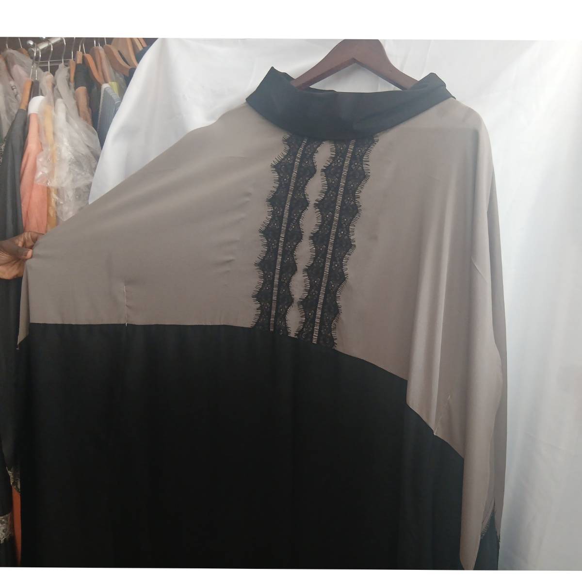 Robe en soie et dentelle femme longue élégante col montant gris noir