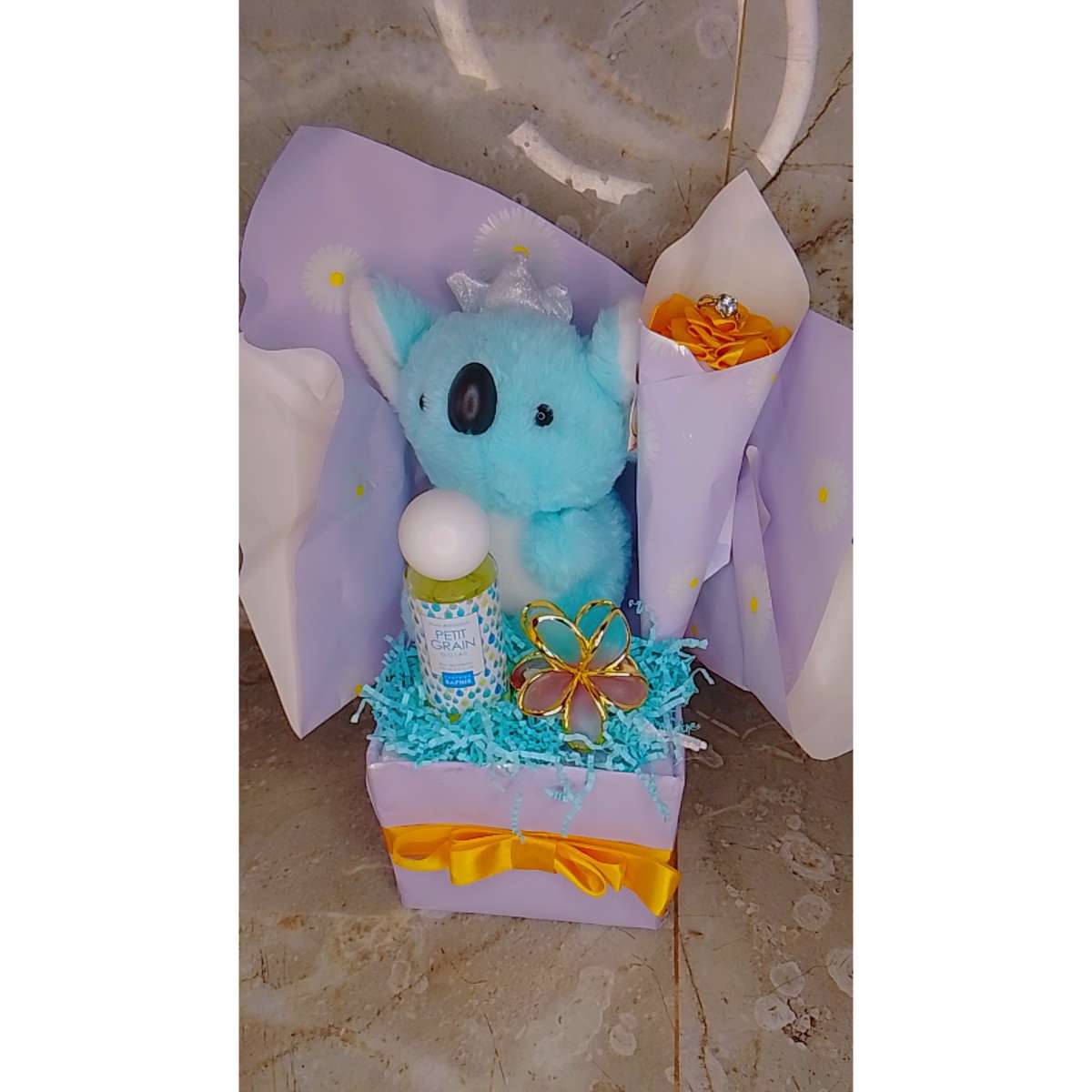 Coffret cadeau femme romantique : peluche koala, fleurs, parfum, luxe bleu