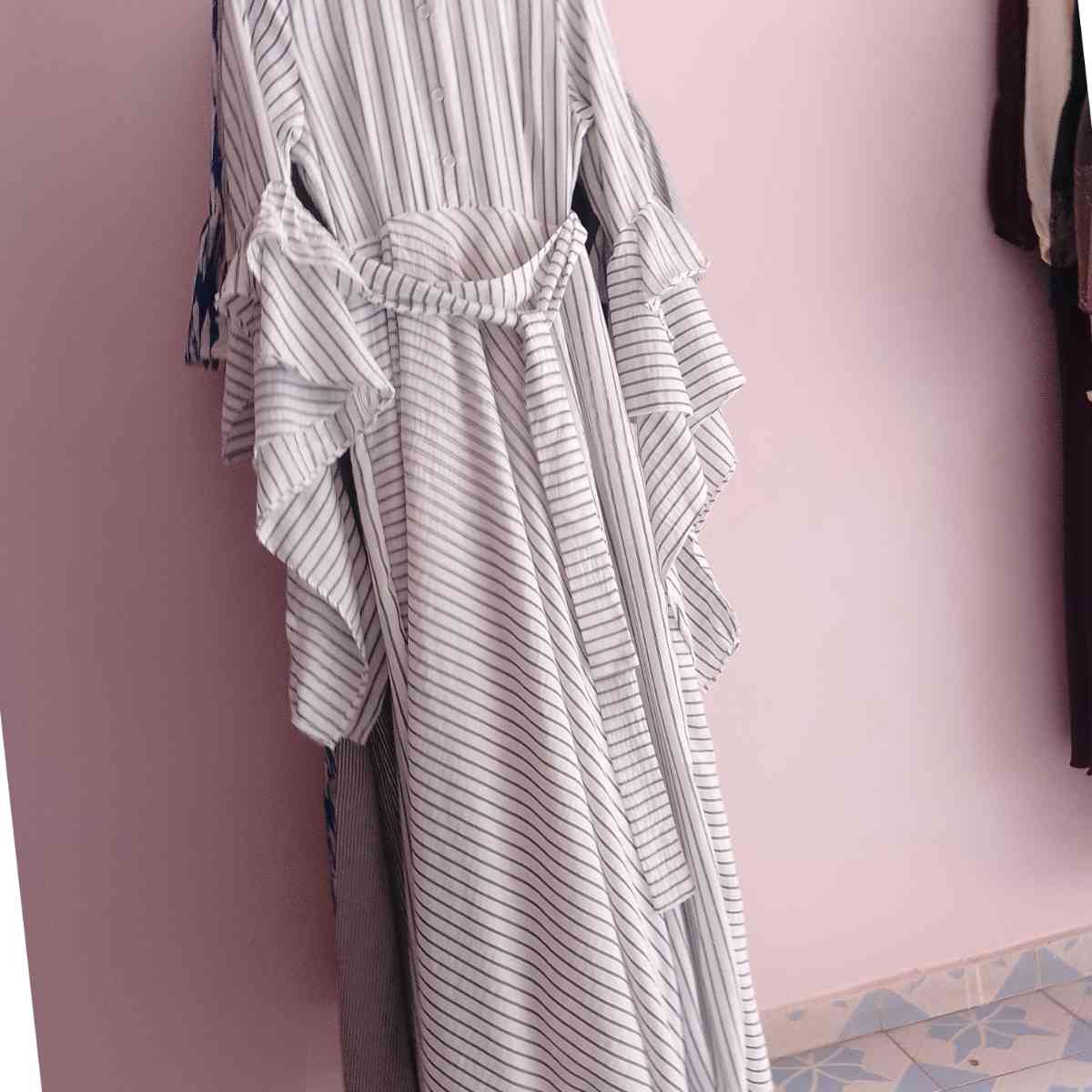 Robe longue femme élégante blanche et grise, fluide à rayures, chic et ceinturée