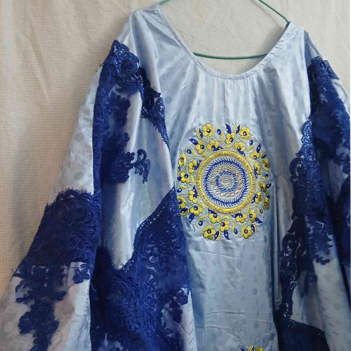 Boubou femme bleu Geztner et dentelle, robe ample cérémonie élégante