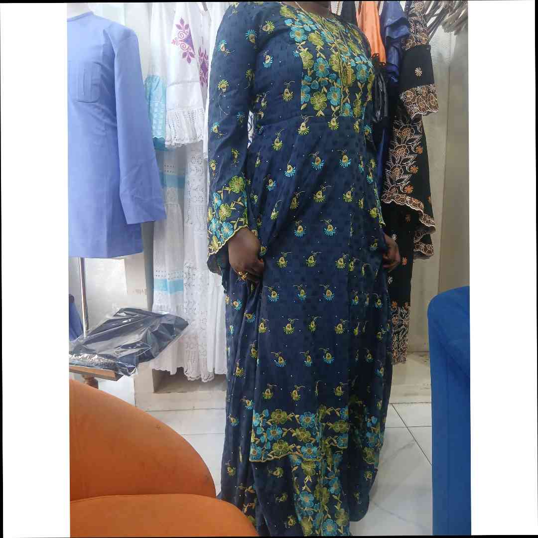 Robe brodée bleu marine longue femme élégante, cérémonie ou soirée